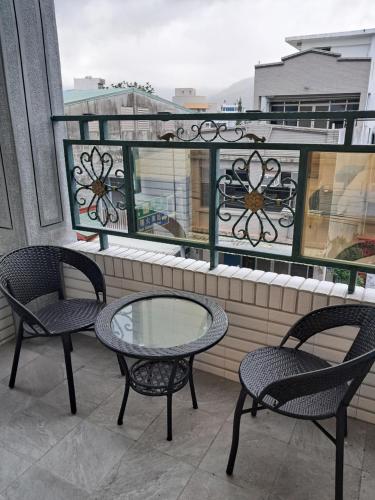 Ein Balkon oder eine Terrasse in der Unterkunft 番山岳玲
