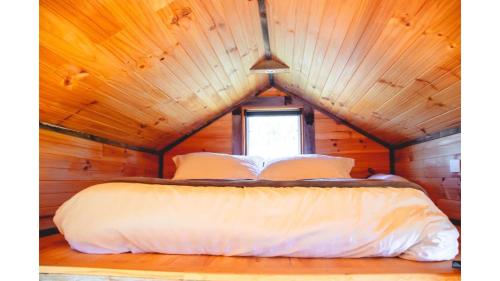 Una cama o camas en una habitación de Saddle Country Escape by Tiny Away