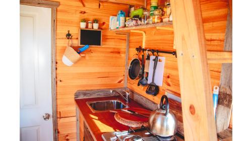 Una cocina o cocineta en Saddle Country Escape by Tiny Away