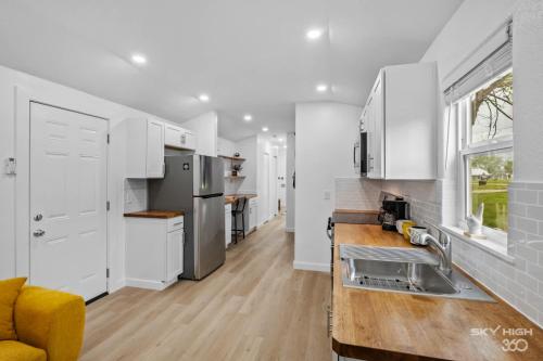Η κουζίνα ή μικρή κουζίνα στο The Daisy- Decatur Family Tiny Home