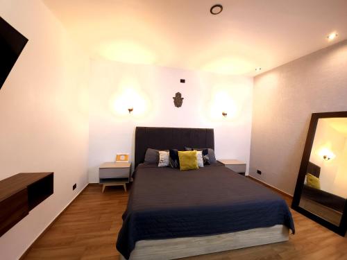 a bedroom with a large bed and a mirror at Suite Tlaquepaque centro in Guadalajara