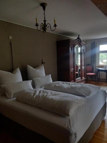 A bed or beds in a room at Schuberts Oderbruch Landpension