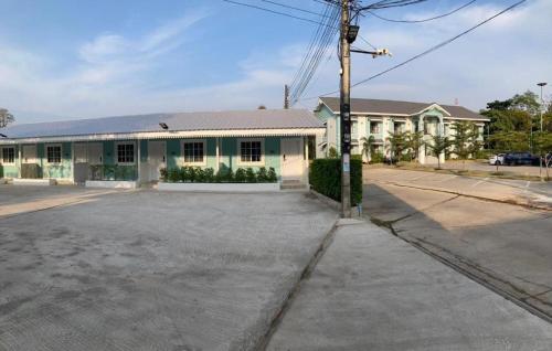 an empty parking lot in front of a house at Thong Prachok Hotel in Sakon Nakhon