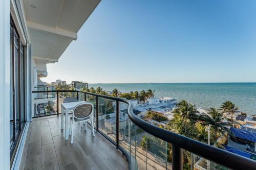 a balcony with a view of the ocean at Penthouse en Chicxulub in Chicxulub