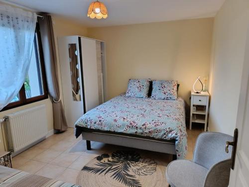 une chambre avec un lit, une chaise et une fenêtre dans l'établissement La Fontaine du Pas, dans Villa, 2 chambres Piscine 11x5, à Mauvezin-sur-Gupie