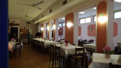 una sala da pranzo con tavoli e sedie in un ristorante di Albergo Dell'angelo a Pontevico