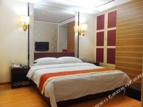 a bedroom with a large bed with a large mirror at Milu Hotel in Guangzhou