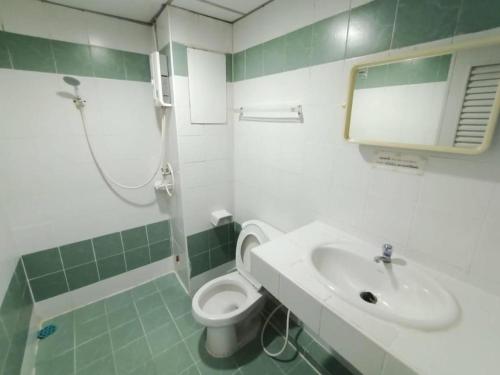 ein Badezimmer mit Waschbecken, Toilette und Dusche in der Unterkunft Central Place Hotel in Ban Thai Wat Khot