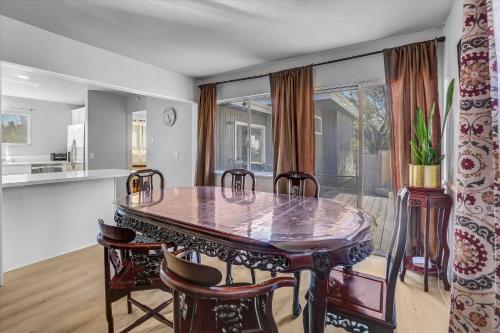a dining room with a table and chairs at 16 Plus ADU Solana Beach DelMar Fair in Encinitas
