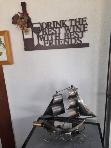 a ship on a table with a sign on a wall at Appartment Lago e Natura in Sandra