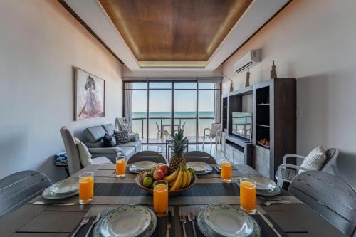 a dining room with a table with fruit on it at Penthouse en Chicxulub in Chicxulub
