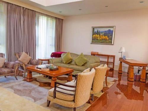 a living room with a couch and a table at Ocean Spring Metropark Hotel Zhuhai in Zhuhai