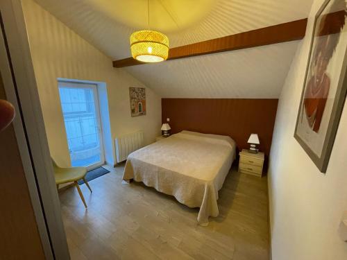 une chambre avec un lit et une chaise dedans dans l'établissement Maison 7 pers 3ch 2 Sdb proche plages et golf, à Anglet