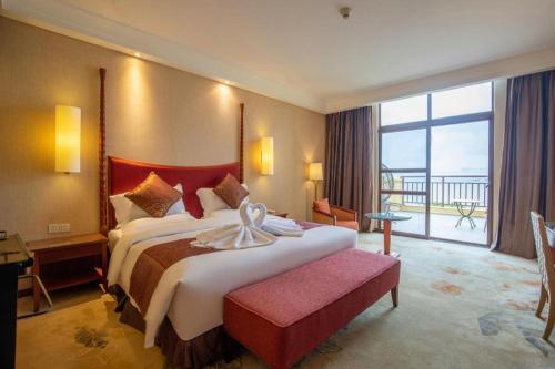 Postel nebo postele na pokoji v ubytování Ocean Spring Metropark Hotel Zhuhai