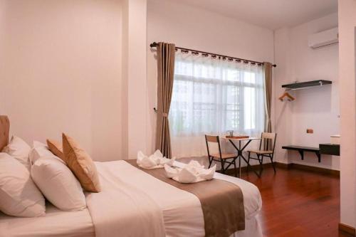 Ένα ή περισσότερα κρεβάτια σε δωμάτιο στο Rajapruek Place