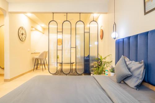 Ένα ή περισσότερα κρεβάτια σε δωμάτιο στο Housr 1 BHK Apartment Sector 42 Gurgaon Near Two Horizon Centre