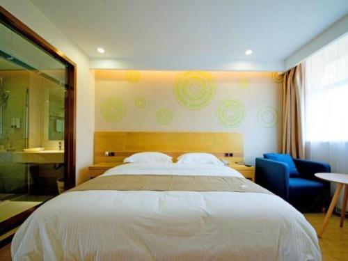 Una cama o camas en una habitación de GreenTree Inn Zhangjiagang Yangshe Old Street Stadium
