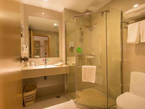 Un baño de GreenTree Inn Zhangjiagang Yangshe Old Street Stadium
