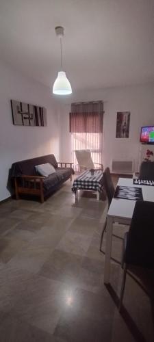 ein Wohnzimmer mit Sofa und Tisch in der Unterkunft Granada centro in Granada