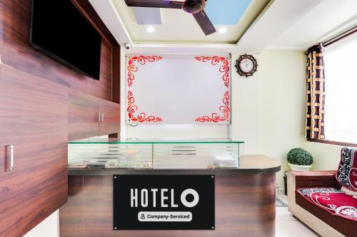 贡土尔Super Hotel O Guntur的酒店大堂的墙上挂有酒店标志