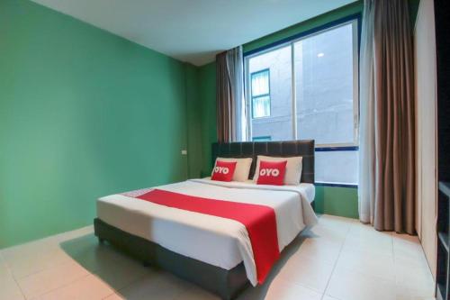 Ένα ή περισσότερα κρεβάτια σε δωμάτιο στο OYO 1162 Chalong Home Place