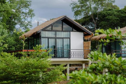 a small house with a thatched roof at Nornnadubua in Uthai Thani