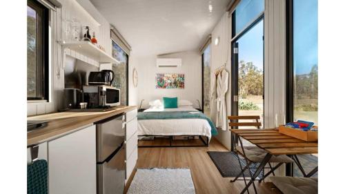 Η κουζίνα ή μικρή κουζίνα στο Womburra Vineyard Tiny Stay by Tiny Away