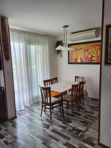 a dining room with a table and chairs at Apartment Moona udaljen 10 min setnje od Palace, Rive i plaze in Razvala