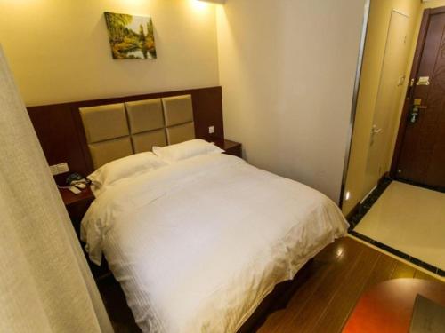 a bedroom with a white bed in a room at GreenTree Inn Suzhou Guanqian Street Leqiao Metro Station in Suzhou