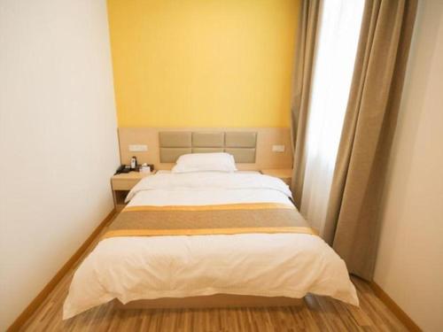 a bedroom with a large bed in a room at Shell Shanghai Jiading Nanxiang Town Minzhu Street Hotel in Shanghai
