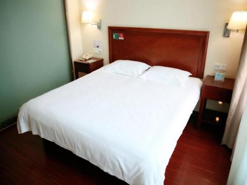 a large white bed in a hotel room at GreenTree Inn Rizhao Yantai Road in Rizhao
