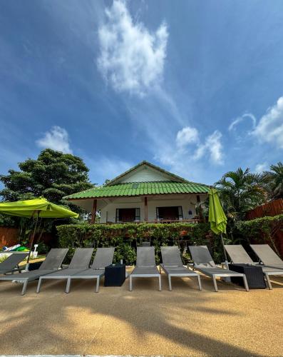 Κήπος έξω από το The Joy Beach Villas