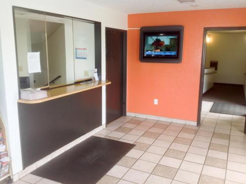 Televisyen dan/atau pusat hiburan di Motel 6-Salisbury, MD