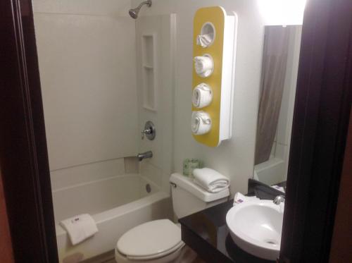 Bilik mandi di Motel 6-Salisbury, MD