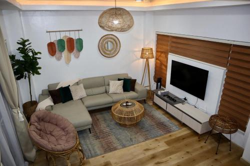 Et opholdsområde på Cityview Home with Outdoor Jacuzzi