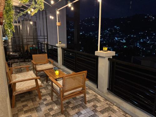 En balkon eller terrasse på Cityview Home with Outdoor Jacuzzi