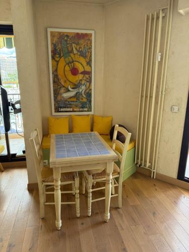 une table de salle à manger et des chaises dans une pièce dans l'établissement Beau studio provençal, à Mandelieu-la-Napoule