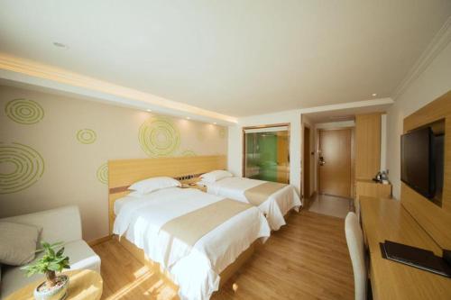 Ένα ή περισσότερα κρεβάτια σε δωμάτιο στο GreenTree Inn Qingyuan Qinghe Avenue Branch