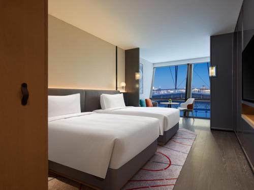 Ένα ή περισσότερα κρεβάτια σε δωμάτιο στο Radisson Blu Hotel, Shanghai Stadium