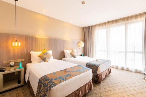Letto o letti in una camera di Shanghai Bund South China Harbour View Hotel