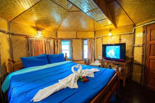 Un pat sau paturi într-o cameră la Boom Boom Resort