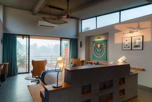 Posezení v ubytování Outpost 12, A Sinali Experience, Kanha