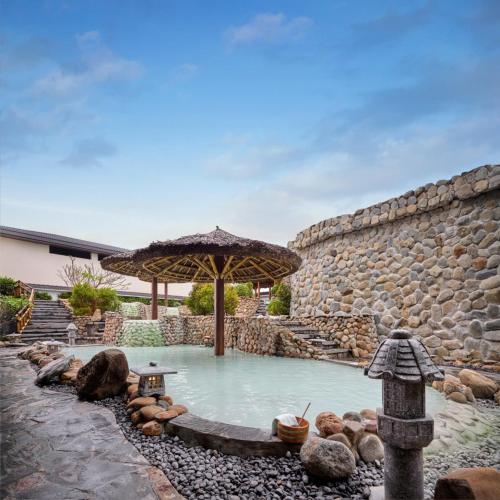 Bazén v ubytování Kobi Onsen Resort Hue, Affiliated by Melia nebo v jeho okolí
