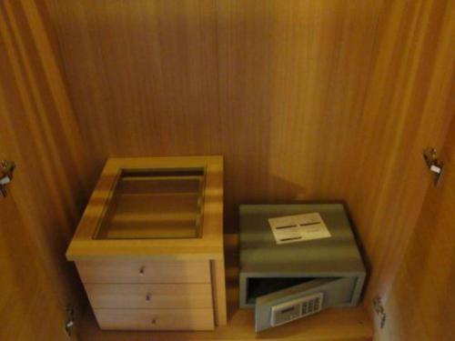 a small room with a microwave and a box at Tangshan Qiangang Hotel in Qian'an