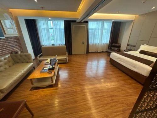a large living room with a couch and a table at James Joyce Coffetel Tianjin Railway Station Jinshiqiao Metro Station Branch in Tianjin