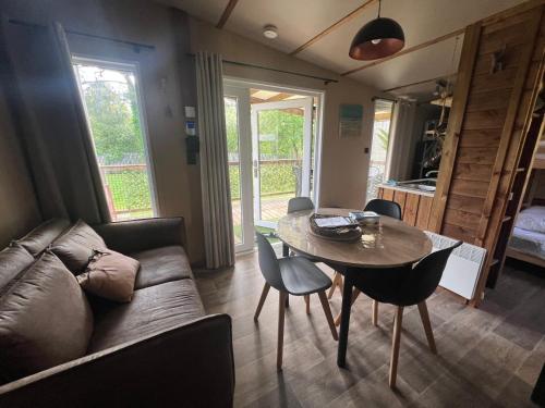 un salon avec un canapé et une table dans l'établissement Mobilhome tout confort avec accès piscine, à Gujan-Mestras