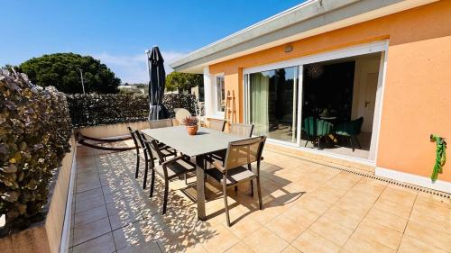 une table et des chaises sur le patio d'une maison dans l'établissement Appartement toit terrasse, à Nice
