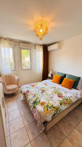 une chambre avec un grand lit et un lustre dans l'établissement Appartement toit terrasse, à Nice