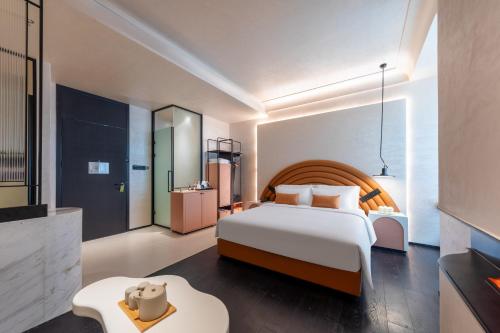 LIKTO-YIYU Hotel Guangzhou Pazhou Exhibition Canton Tower Branchにあるベッド