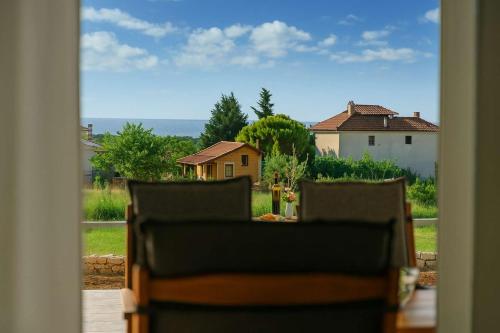 Blick aus einem Fenster eines Hauses in der Unterkunft Sunset Sea View Cottage in Chalkidiki's Oasis in Metókhion Patriotikón